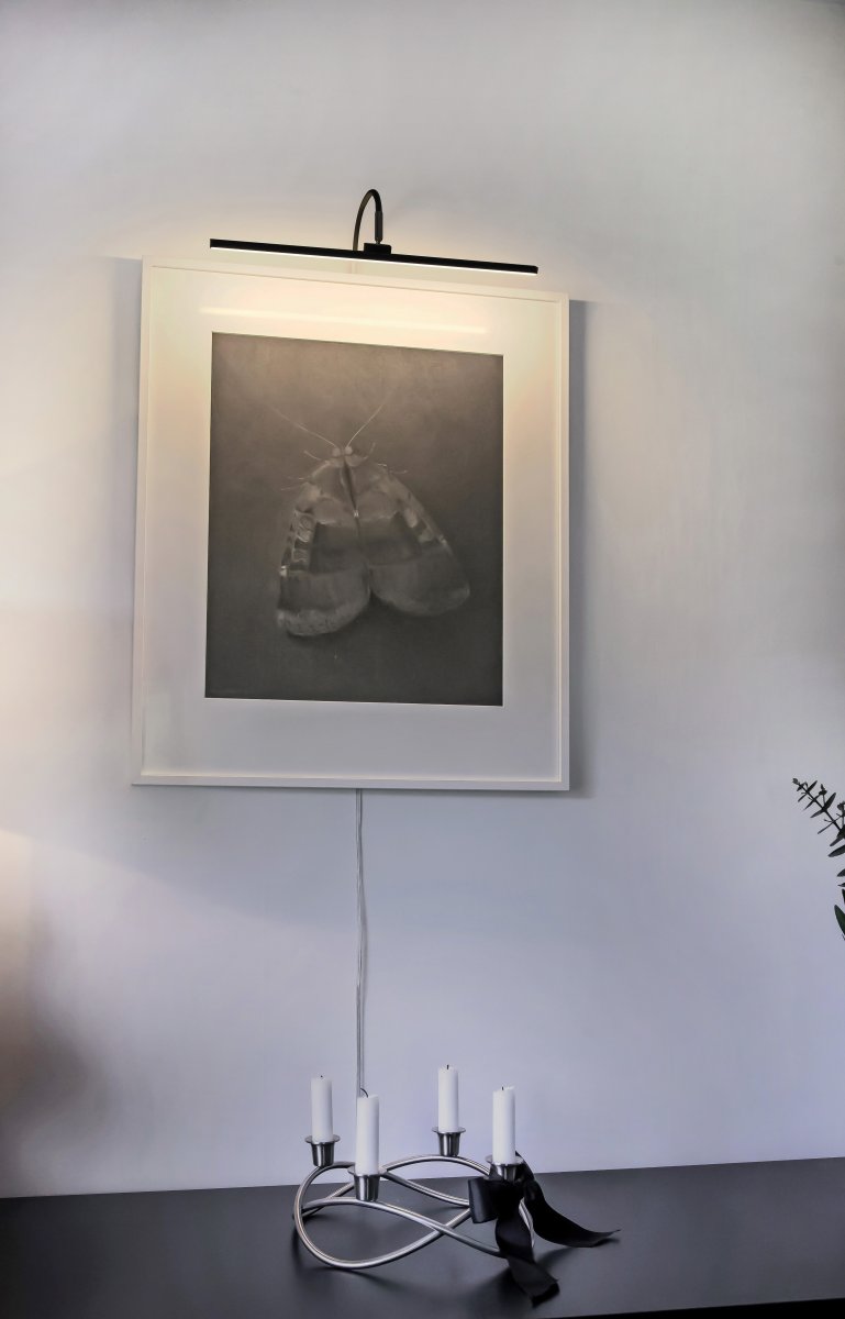 Miro 40cm Schwarz Von Aneta Lighting - Die Lampe kann an der Wand, direkt am Bilderrahmen oder auf einem Regal oder Schrank montiert werden.