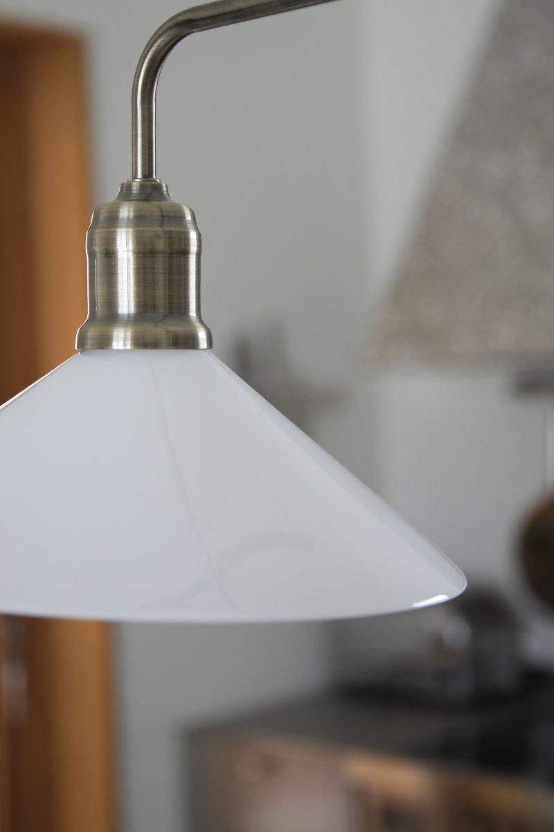 Vela 75cm Messing/Weiß hängelampe Von Markslöjd - Stilvolle Deckenleuchte im klassischen Stil mit Messingrahmen und zwei gl&auml;nzend wei&szlig;en Glasschirmen.