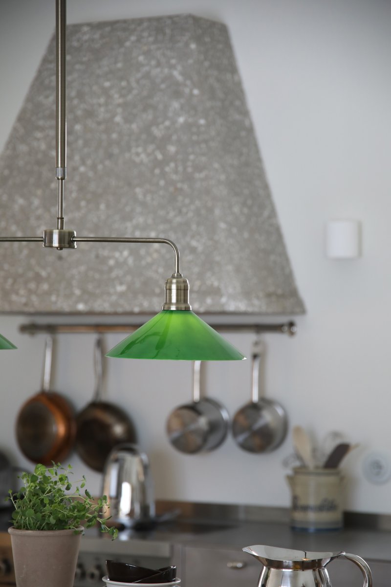 Vela 75cm Messing/Grün hängelampe Von Markslöjd - Stilvolle Deckenleuchte im klassischen Stil mit Messingrahmen und zwei gl&auml;nzend gr&uuml;nen Glasschirmen.