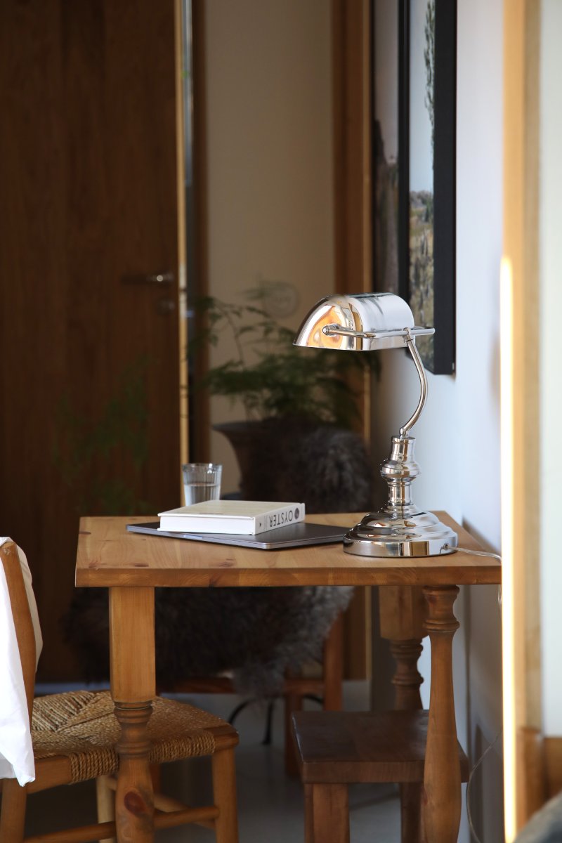 Bankers 42cm Chrom schreibtischlampe Von Markslöjd - Die Tischleuchte &bdquo;Bankers&ldquo; ist komplett aus Chrom gefertigt und verf&uuml;gt &uuml;ber einen Metallfu&szlig; sowie ein verstellbares, passendes Lampenglas.