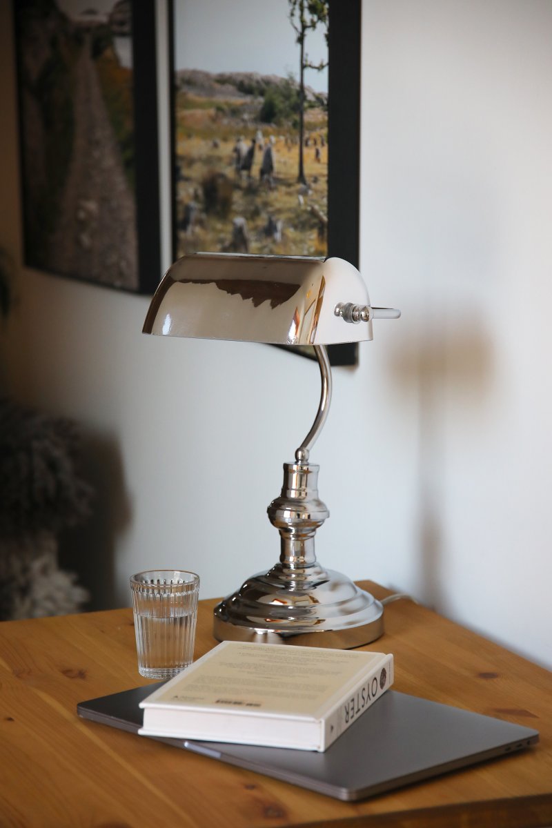 Bankers 42cm Chrom schreibtischlampe Von Markslöjd - Die Tischleuchte &bdquo;Bankers&ldquo; ist komplett aus Chrom gefertigt und verf&uuml;gt &uuml;ber einen Metallfu&szlig; sowie ein verstellbares, passendes Lampenglas.