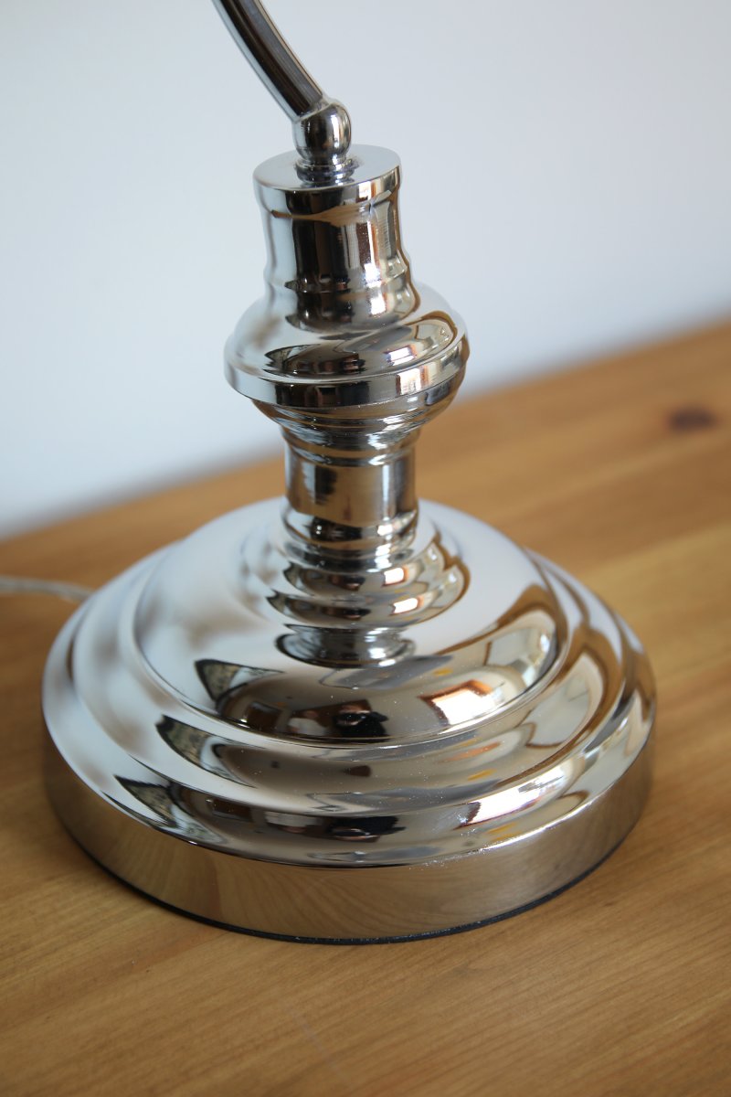 Bankers 42cm Chrom schreibtischlampe Von Markslöjd - Die Tischleuchte &bdquo;Bankers&ldquo; ist komplett aus Chrom gefertigt und verf&uuml;gt &uuml;ber einen Metallfu&szlig; sowie ein verstellbares, passendes Lampenglas.