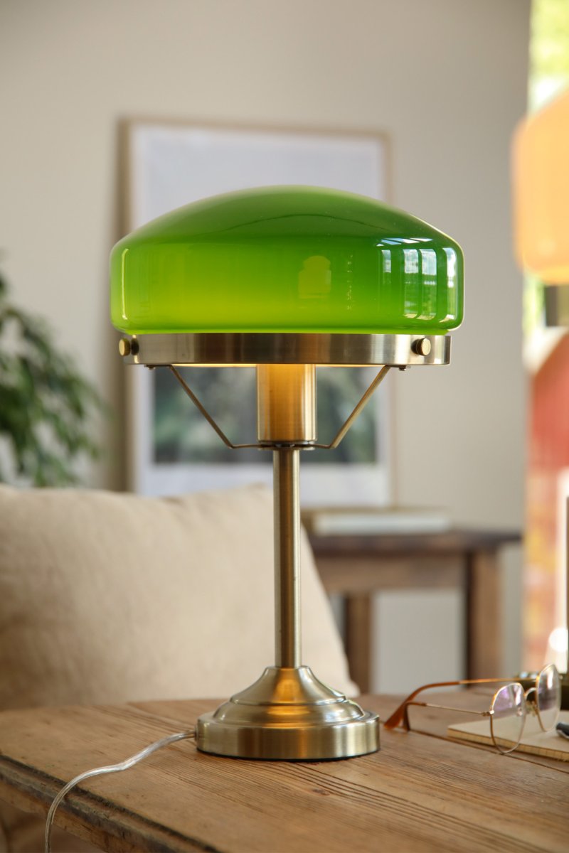 Aurelia 40cm Antikmessing/Grün tischlampe Von Markslöjd - Der Sockel aus antikmessingfarbenem Metall harmoniert perfekt mit dem sanft geschwungenen Schirm aus gr&uuml;nem Glas, der der Leuchte einen klassischen und stilvollen Ausdruck verleiht.