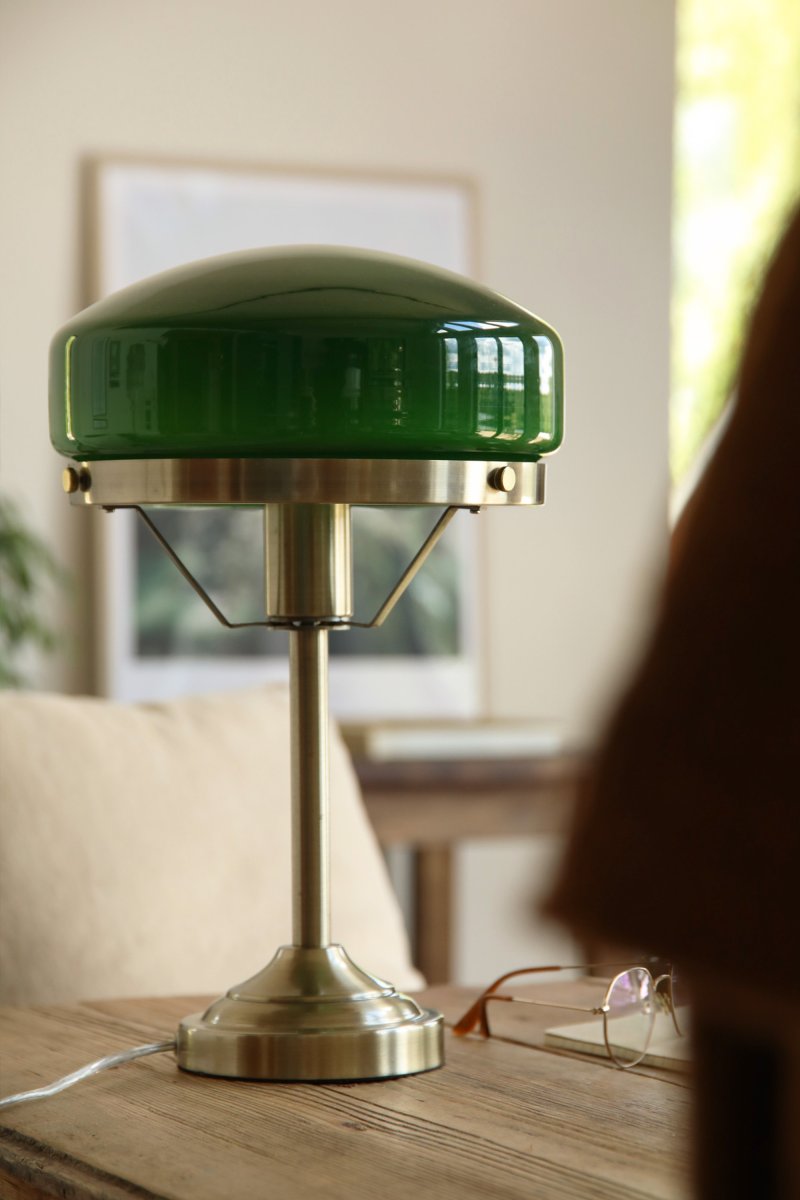 Aurelia 40cm Antikmessing/Grün tischlampe Von Markslöjd - Der Sockel aus antikmessingfarbenem Metall harmoniert perfekt mit dem sanft geschwungenen Schirm aus gr&uuml;nem Glas, der der Leuchte einen klassischen und stilvollen Ausdruck verleiht.