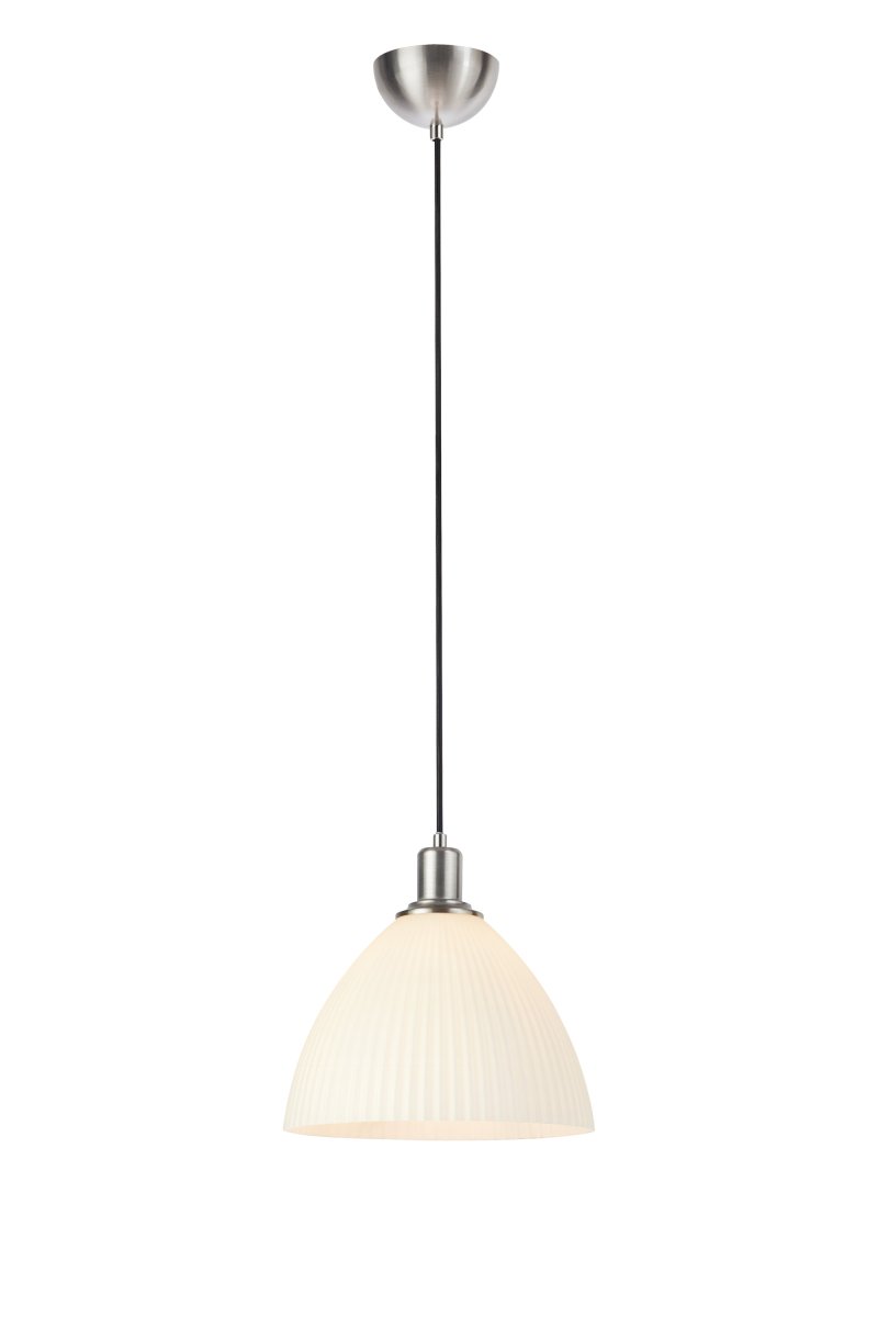Zoombild von Ro Ø28 Weiß hängelampe Von Markslöjd - Ro ist eine stilvolle Pendelleuchte, die elegante Metalldetails in satiniertem Nickel mit einem wundersch&ouml;n geriffelten wei&szlig;en Glasschirm kombiniert.