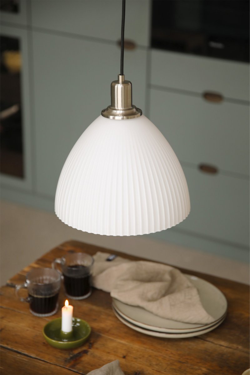 Ro Ø28 Weiß hängelampe Von Markslöjd - Ro ist eine stilvolle Pendelleuchte, die elegante Metalldetails in satiniertem Nickel mit einem wundersch&ouml;n geriffelten wei&szlig;en Glasschirm kombiniert.
