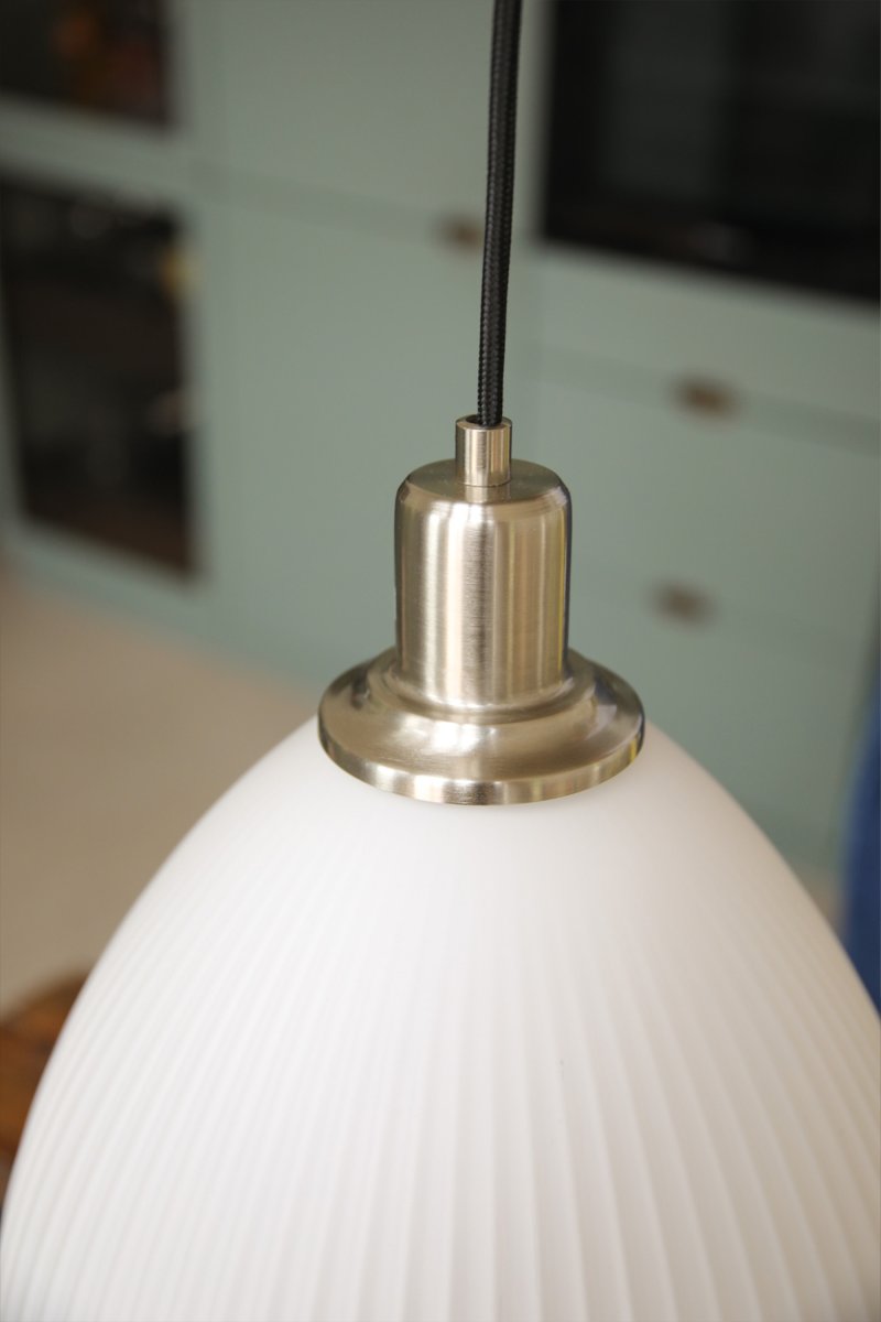 Ro Ø28 Weiß hängelampe Von Markslöjd - Ro ist eine stilvolle Pendelleuchte, die elegante Metalldetails in satiniertem Nickel mit einem wundersch&ouml;n geriffelten wei&szlig;en Glasschirm kombiniert.