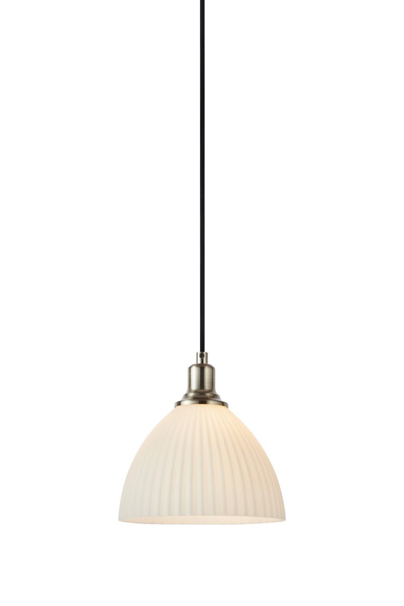 Ro Ø18 Weiß fensterlampe Von Markslöjd - Die Leuchte wird mit einem 3,5 m langen, schwarzen Textilkabel, einem Netzschalter und einem Netzstecker geliefert.