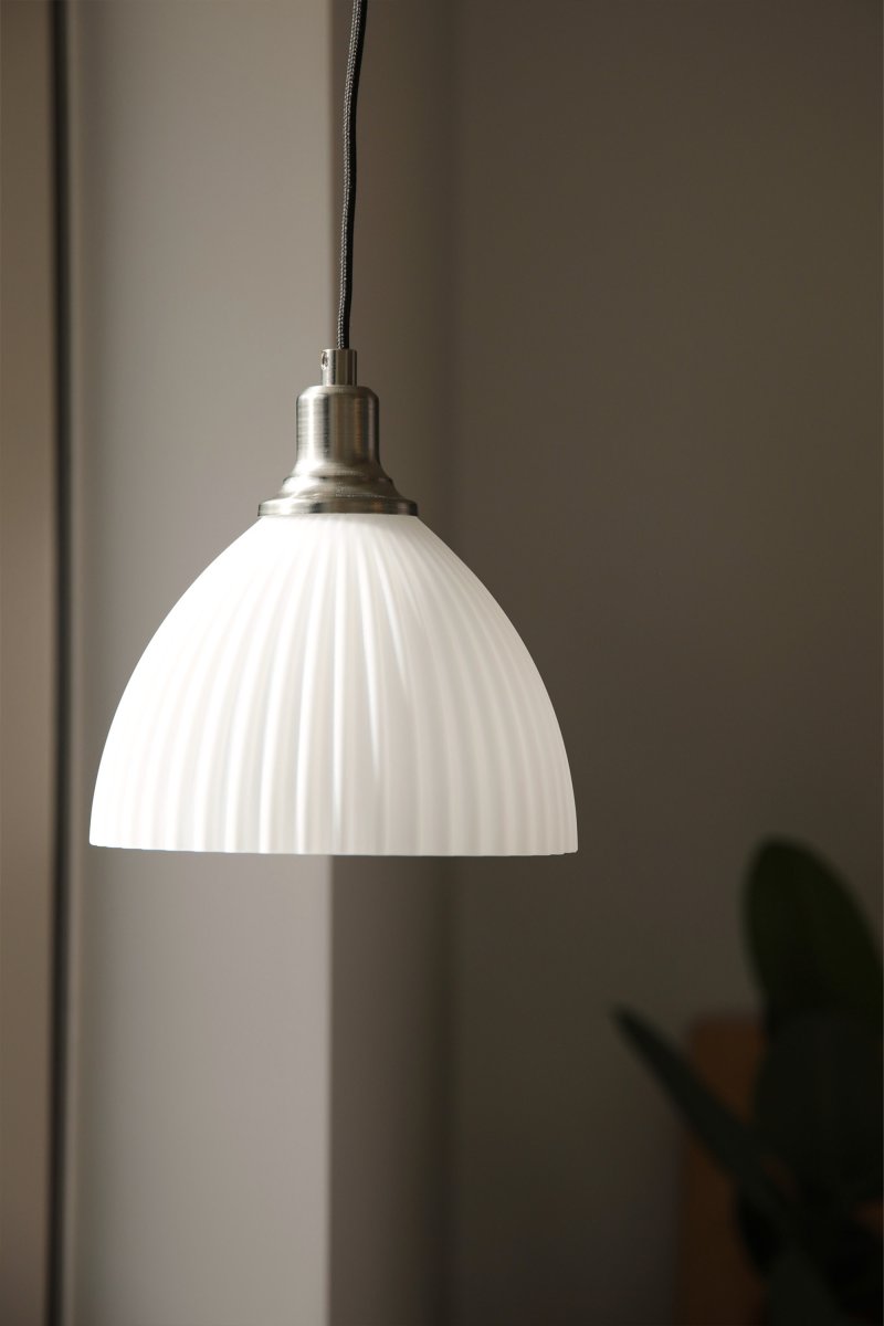 Ro Ø18 Weiß fensterlampe Von Markslöjd - Die Leuchte wird mit einem 3,5 m langen, schwarzen Textilkabel, einem Netzschalter und einem Netzstecker geliefert.