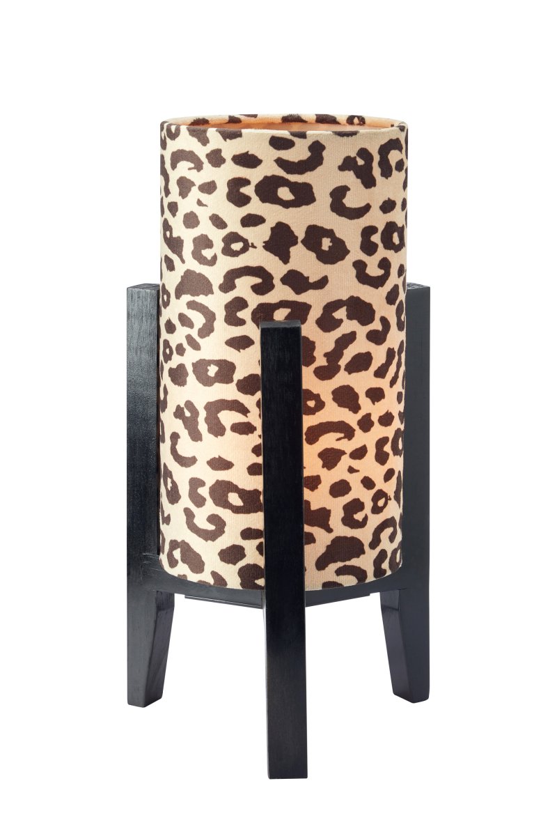 Eruca 34cm Leopard tischlampe Von Markslöjd - Der Lampenfu&szlig; aus schwarzem Holz wird mit einem zylindrischen Textilschirm in cremewei&szlig;em und braunem Leopardenmuster kombiniert, was der Lampe einen trendigen und individuellen Charakter verleiht.