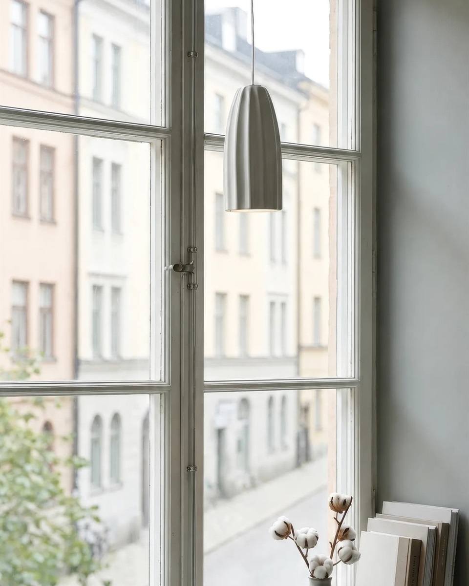 Clay Ø8 Weiß fensterlampe Von Markslöjd - Die glasierte Keramik verleiht der Leuchte eine elegante und lebendige Ausstrahlung, w&auml;hrend die neutrale wei&szlig;e Farbe eine harmonische Kombination mit verschiedenen Einrichtungsstilen erm&ouml;glicht.