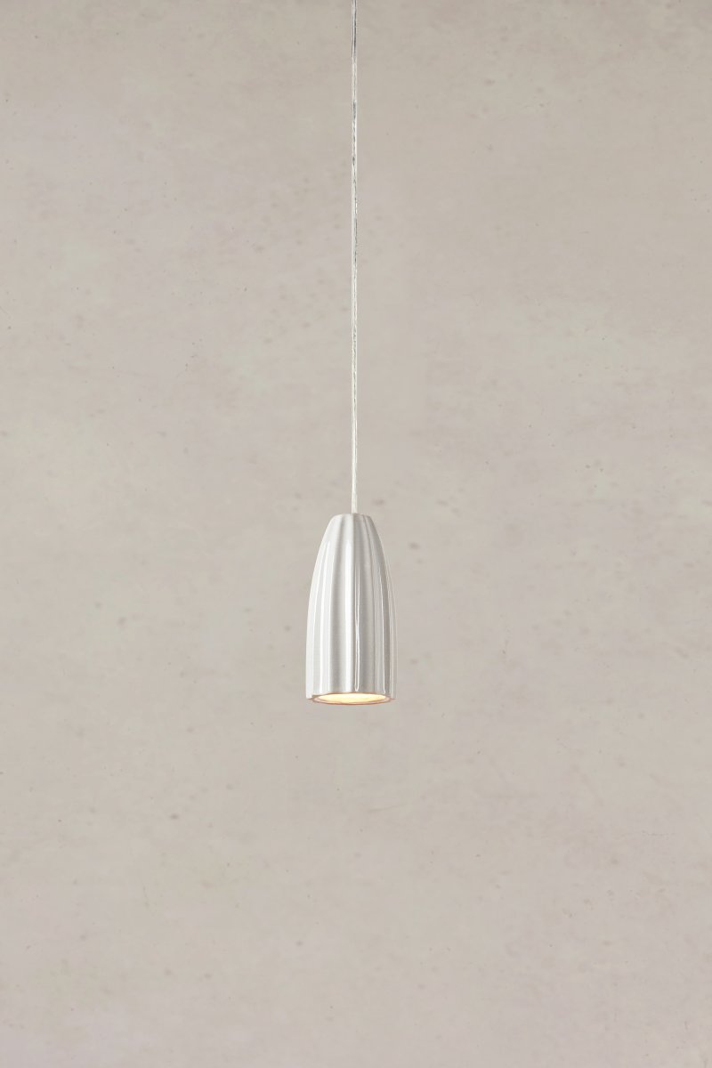 Clay Ø8 Weiß fensterlampe Von Markslöjd - Die glasierte Keramik verleiht der Leuchte eine elegante und lebendige Ausstrahlung, w&auml;hrend die neutrale wei&szlig;e Farbe eine harmonische Kombination mit verschiedenen Einrichtungsstilen erm&ouml;glicht.