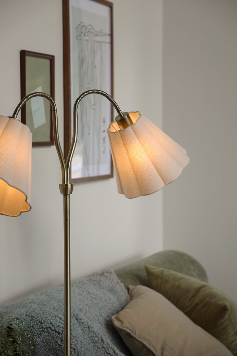 Veya 2 Antikmessing stehlampe Von Markslöjd - Der Lampenfu&szlig; in Antikmessing-Optik harmoniert perfekt mit den beiden beigefarbenen Textilschirmen, die ein sanftes und angenehmes Licht spenden.