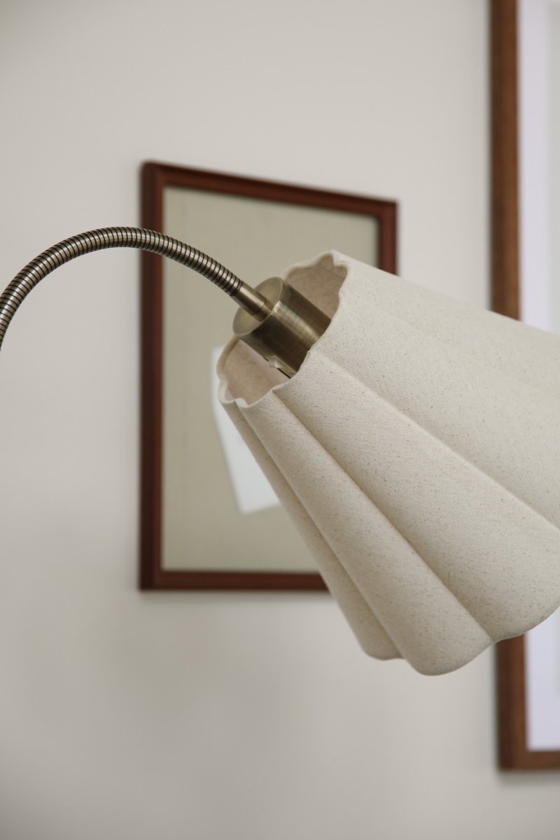 Veya 2 Antikmessing stehlampe Von Markslöjd - Der Lampenfu&szlig; in Antikmessing-Optik harmoniert perfekt mit den beiden beigefarbenen Textilschirmen, die ein sanftes und angenehmes Licht spenden.