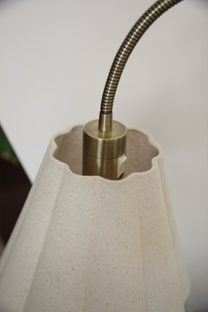 Veya 2 Antikmessing stehlampe Von Markslöjd - Der Lampenfu&szlig; in Antikmessing-Optik harmoniert perfekt mit den beiden beigefarbenen Textilschirmen, die ein sanftes und angenehmes Licht spenden.