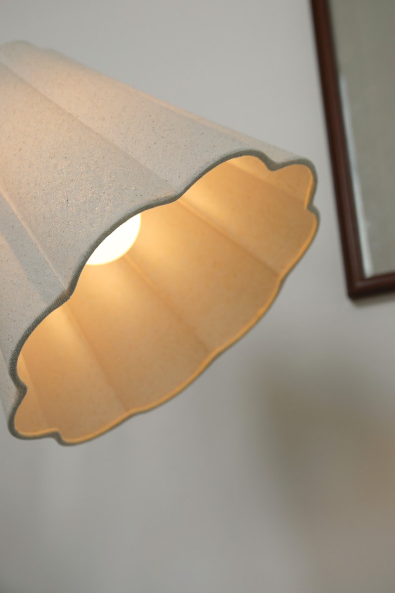 Veya 2 Antikmessing stehlampe Von Markslöjd - Der Lampenfu&szlig; in Antikmessing-Optik harmoniert perfekt mit den beiden beigefarbenen Textilschirmen, die ein sanftes und angenehmes Licht spenden.
