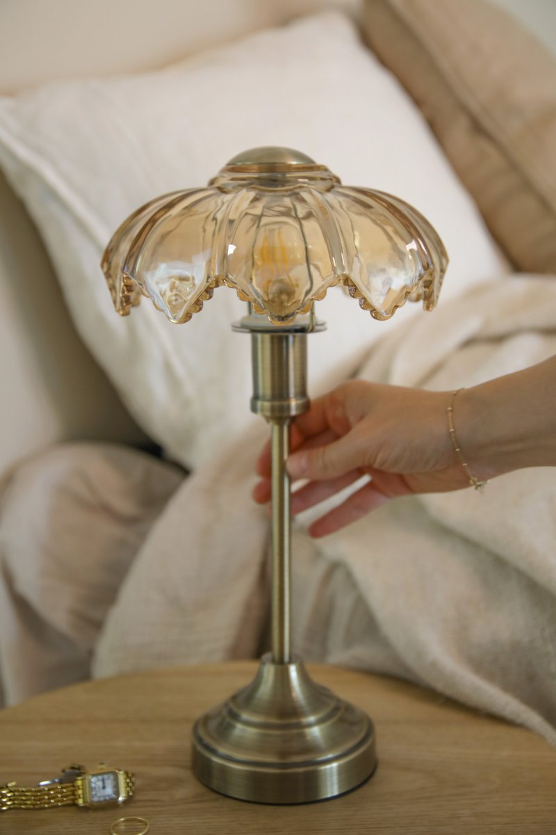 Kurage 35cm Antikmessing/Bernstein tragbare Von Markslöjd - Die Lampe ist wiederaufladbar und verf&uuml;gt &uuml;ber einen Touch-Dimmer am Fu&szlig; mit drei Helligkeitsstufen und einstellbarer Farbtemperatur.