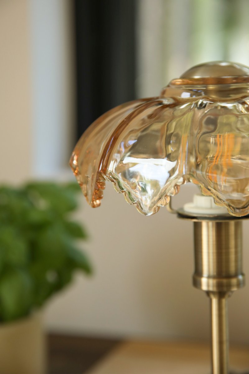Kurage 35cm Antikmessing/Bernstein tragbare Von Markslöjd - Die Lampe ist wiederaufladbar und verf&uuml;gt &uuml;ber einen Touch-Dimmer am Fu&szlig; mit drei Helligkeitsstufen und einstellbarer Farbtemperatur.