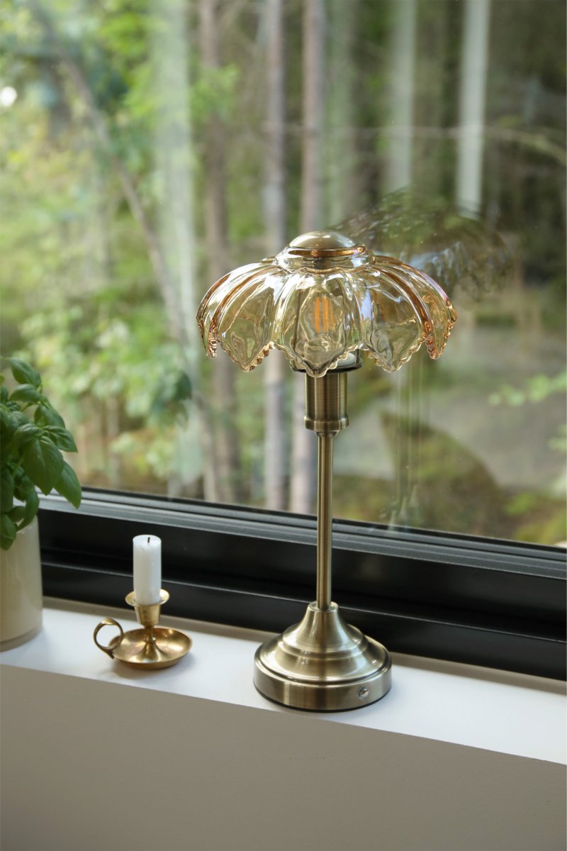 Kurage 35cm Antikmessing/Bernstein tragbare Von Markslöjd - Die Lampe ist wiederaufladbar und verf&uuml;gt &uuml;ber einen Touch-Dimmer am Fu&szlig; mit drei Helligkeitsstufen und einstellbarer Farbtemperatur.