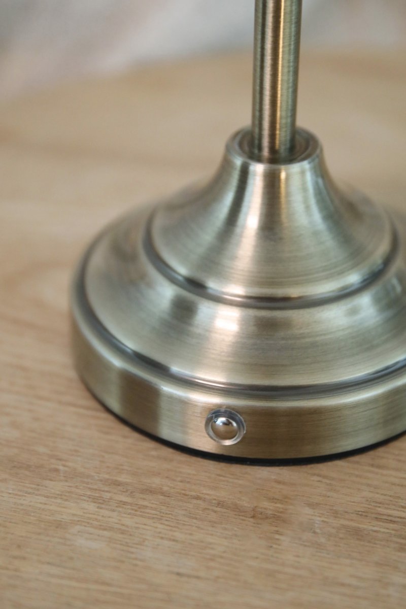 Kurage 35cm Antikmessing/Bernstein tragbare Von Markslöjd - Die Lampe ist wiederaufladbar und verf&uuml;gt &uuml;ber einen Touch-Dimmer am Fu&szlig; mit drei Helligkeitsstufen und einstellbarer Farbtemperatur.