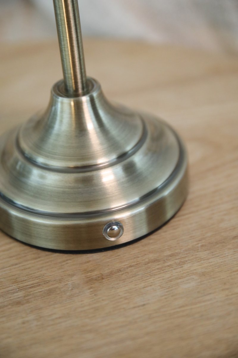 Kurage 35cm Antikmessing/Weiß tragbare Von Markslöjd - Die Lampe ist wiederaufladbar und verf&uuml;gt &uuml;ber einen Touch-Dimmer am Fu&szlig; mit drei Helligkeitsstufen und einstellbarer Farbtemperatur.