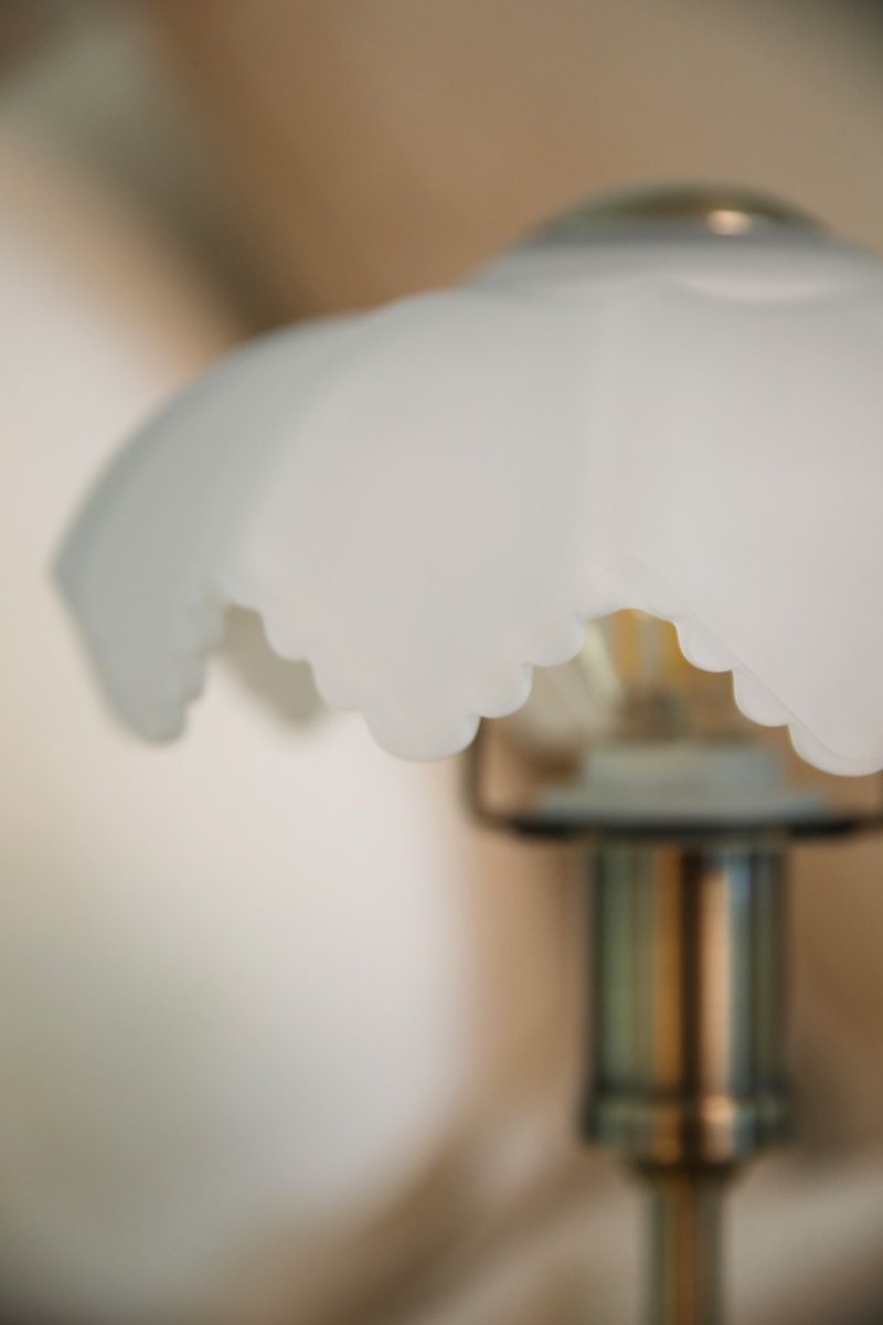 Kurage 35cm Antikmessing/Weiß tragbare Von Markslöjd - Die Lampe ist wiederaufladbar und verf&uuml;gt &uuml;ber einen Touch-Dimmer am Fu&szlig; mit drei Helligkeitsstufen und einstellbarer Farbtemperatur.
