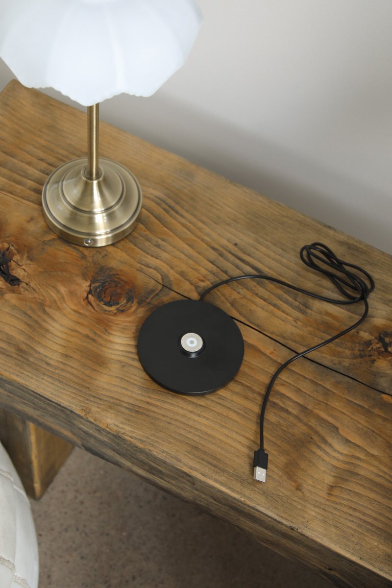 Kurage 35cm Antikmessing/Weiß tragbare Von Markslöjd - Die Lampe ist wiederaufladbar und verf&uuml;gt &uuml;ber einen Touch-Dimmer am Fu&szlig; mit drei Helligkeitsstufen und einstellbarer Farbtemperatur.