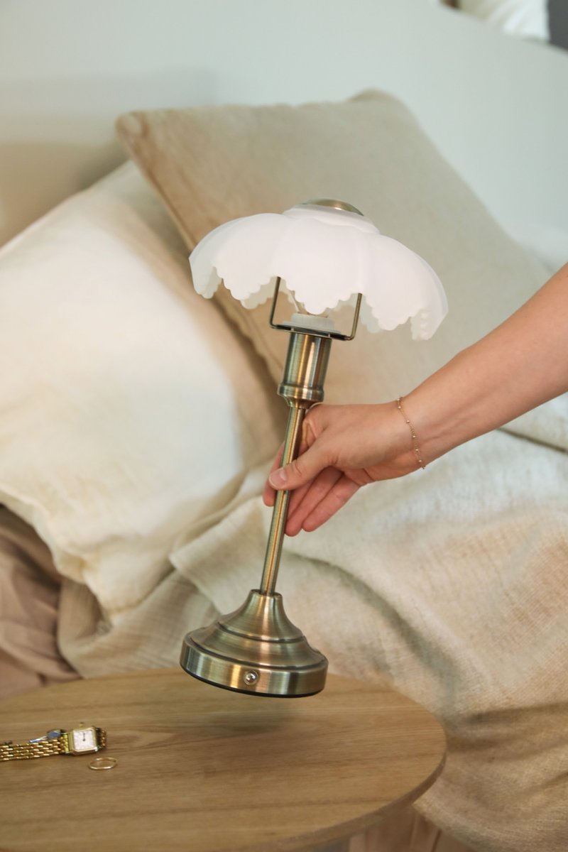 Kurage 35cm Antikmessing/Weiß tragbare Von Markslöjd - Die Lampe ist wiederaufladbar und verf&uuml;gt &uuml;ber einen Touch-Dimmer am Fu&szlig; mit drei Helligkeitsstufen und einstellbarer Farbtemperatur.