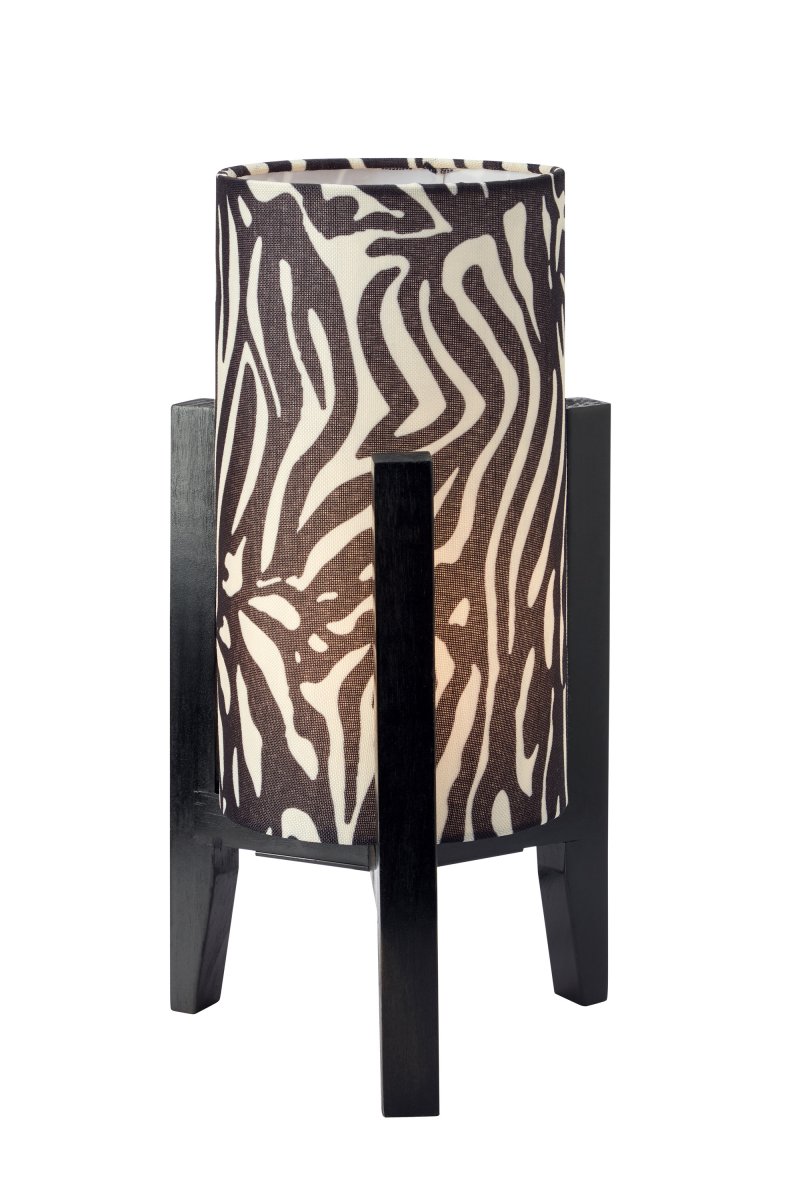Eruca 34cm Zebra tischlampe Von Markslöjd - Der schwarze Holzfu&szlig; harmoniert perfekt mit dem zylindrischen Textilschirm im schwarz-wei&szlig;en Zebramuster, der der Leuchte einen grafischen und ausdrucksstarken Charakter verleiht.