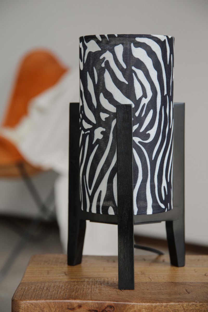 Eruca 34cm Zebra tischlampe Von Markslöjd - Der schwarze Holzfu&szlig; harmoniert perfekt mit dem zylindrischen Textilschirm im schwarz-wei&szlig;en Zebramuster, der der Leuchte einen grafischen und ausdrucksstarken Charakter verleiht.
