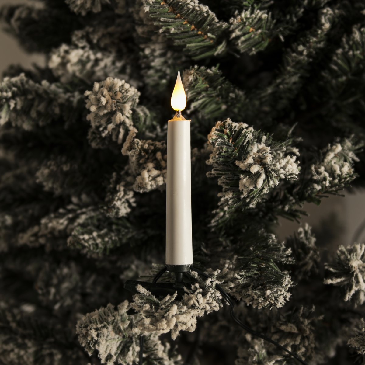 Weihnachtsbaumbeleuchtung warmweiß 25LED 17m Grün Von Konstsmide - Jede Lichterkette verf&uuml;gt &uuml;ber eine integrierte LED mit einer 3D-Flamme, die f&uuml;r einen lebendigen Eindruck sorgt und ein wundersch&ouml;nes, warmwei&szlig;es Licht verbreitet.