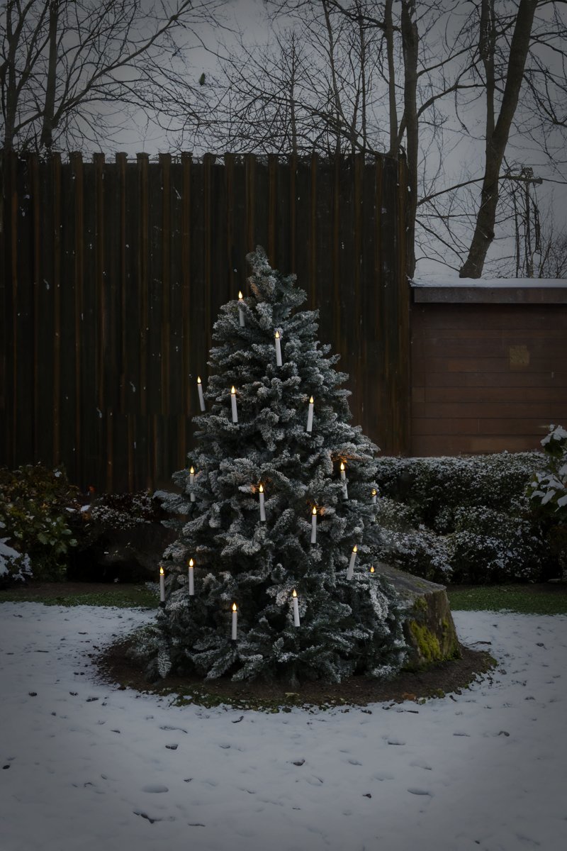 Weihnachtsbaumbeleuchtung warmweiß 25LED 17m Grün Von Konstsmide - Jede Lichterkette verf&uuml;gt &uuml;ber eine integrierte LED mit einer 3D-Flamme, die f&uuml;r einen lebendigen Eindruck sorgt und ein wundersch&ouml;nes, warmwei&szlig;es Licht verbreitet.