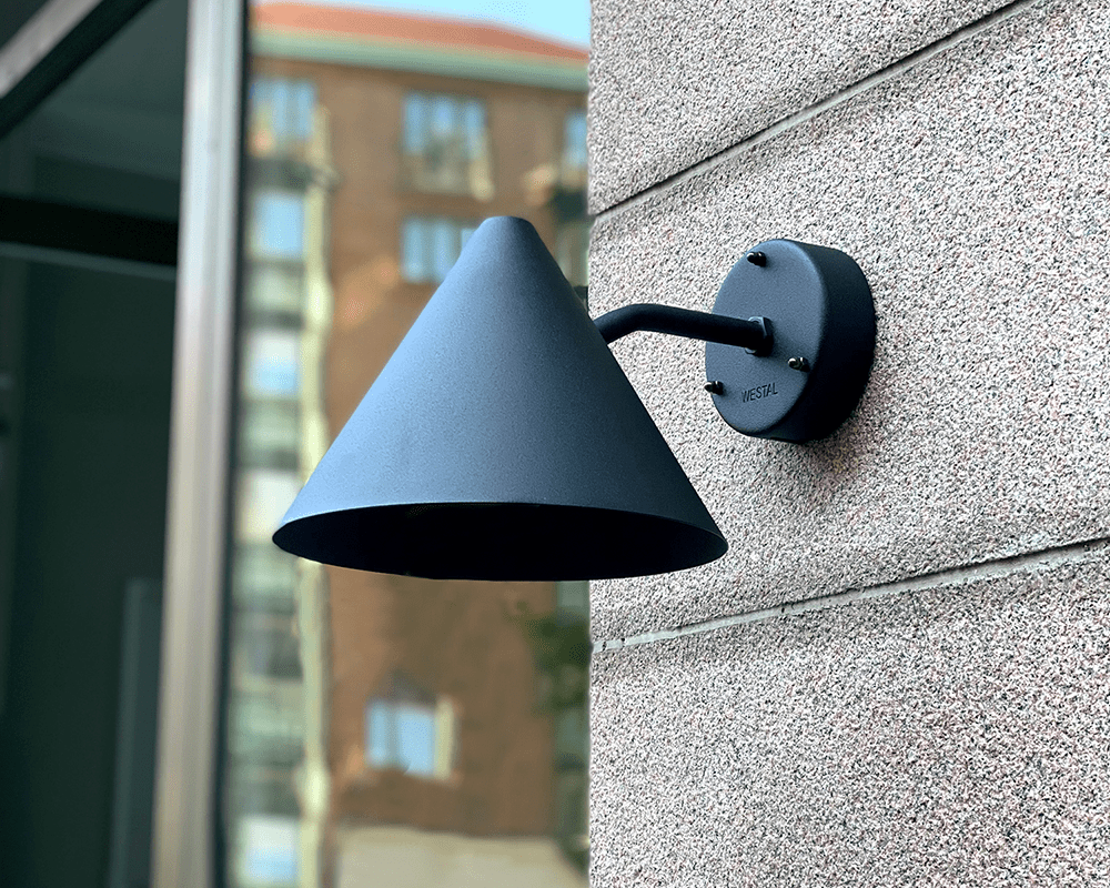 Tratt LED Schwarz außenlampe Von Westal - Die R&uuml;ckseite verf&uuml;gt &uuml;ber zwei Ein- und Ausg&auml;nge sowie eine Schnellanschlussklemme f&uuml;r eine einfache Installation.