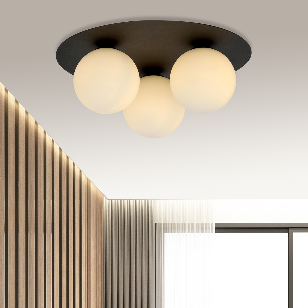 Solar Ø43 Schwarz deckenleuchte Von Emibig Lighting - Der breite, schwarze Metallschirm setzt einen grafischen Akzent, während die Opalglaskuppeln für ein sanftes und angenehmes Licht sorgen.