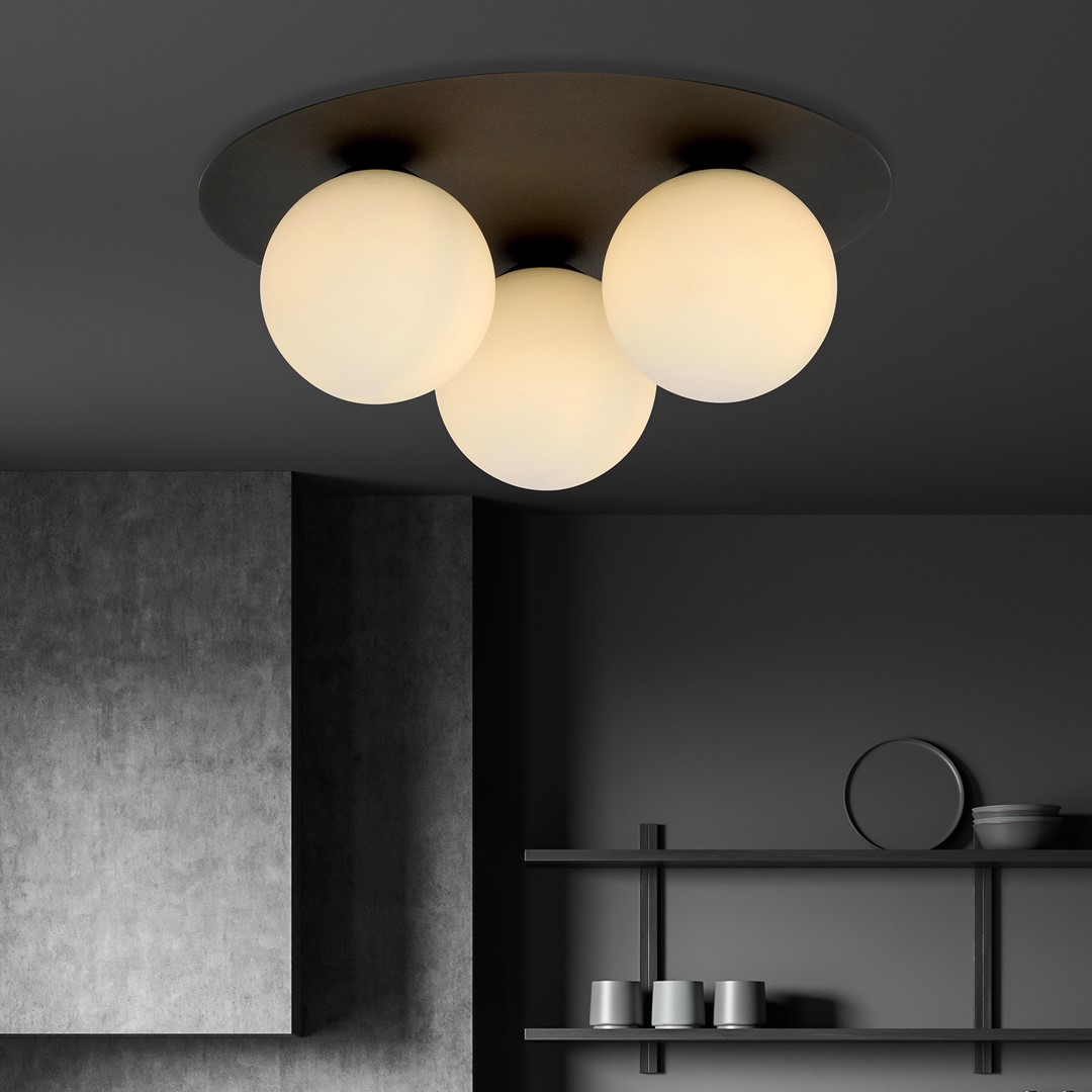 Solar Ø43 Schwarz deckenleuchte Von Emibig Lighting - Der breite, schwarze Metallschirm setzt einen grafischen Akzent, während die Opalglaskuppeln für ein sanftes und angenehmes Licht sorgen.