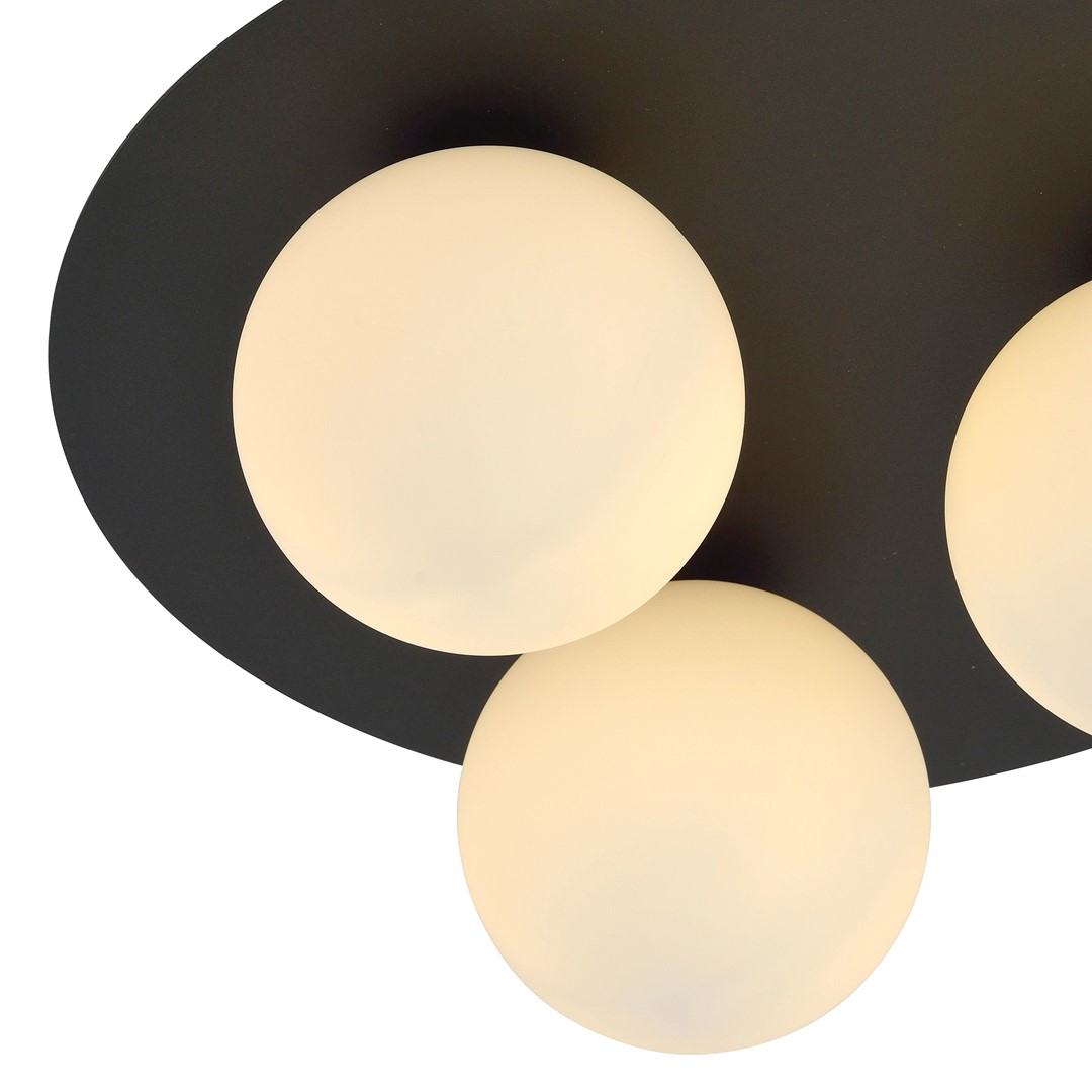Solar Ø43 Schwarz deckenleuchte Von Emibig Lighting - Der breite, schwarze Metallschirm setzt einen grafischen Akzent, während die Opalglaskuppeln für ein sanftes und angenehmes Licht sorgen.