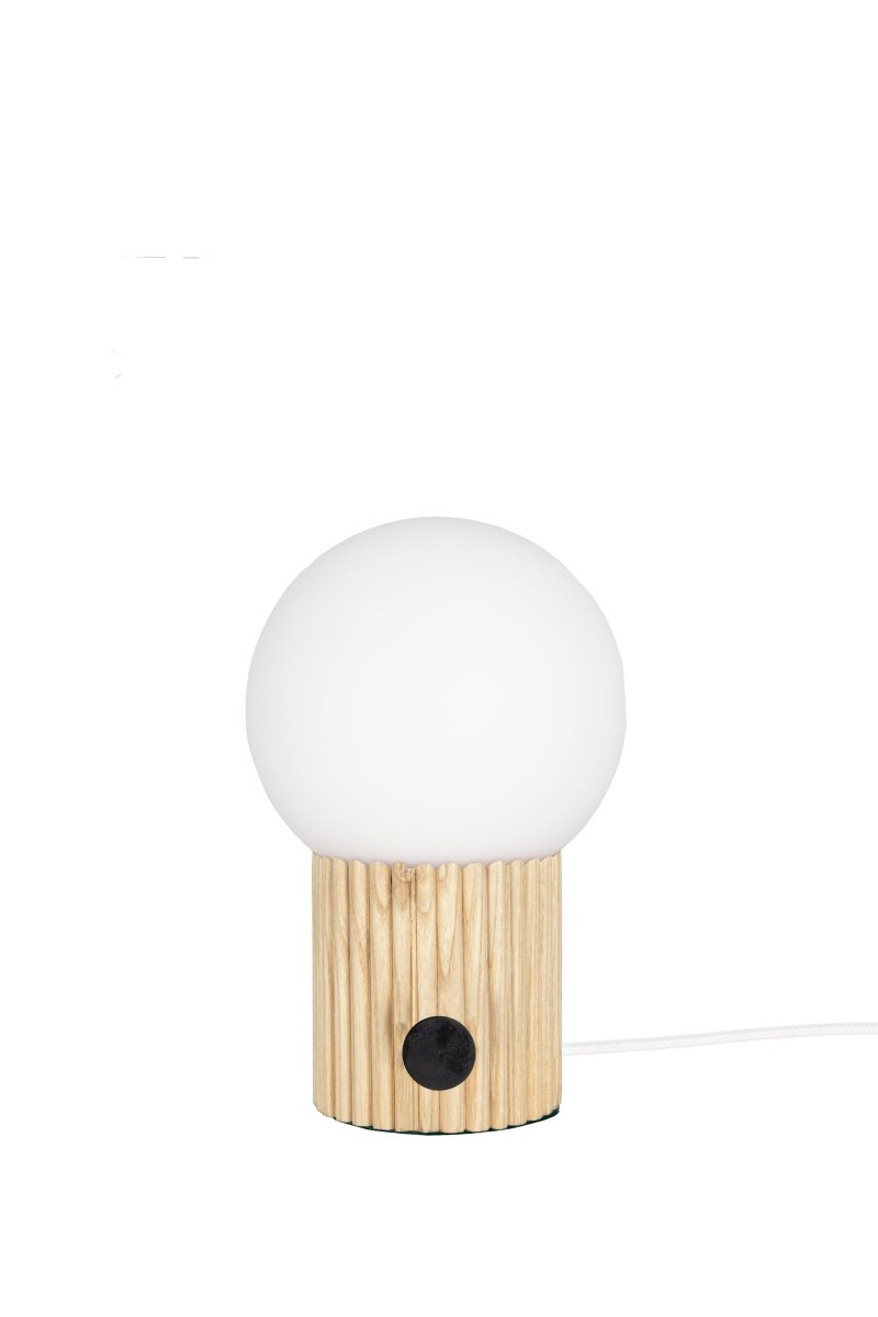 Hubble 24cm Natur tischlampe Von Globen Lighting - Hubble ist eine wunderschöne Tischleuchte mit geriffelter Oberfläche und mattweißem Glasschirm, der ein angenehmes Licht verbreitet.