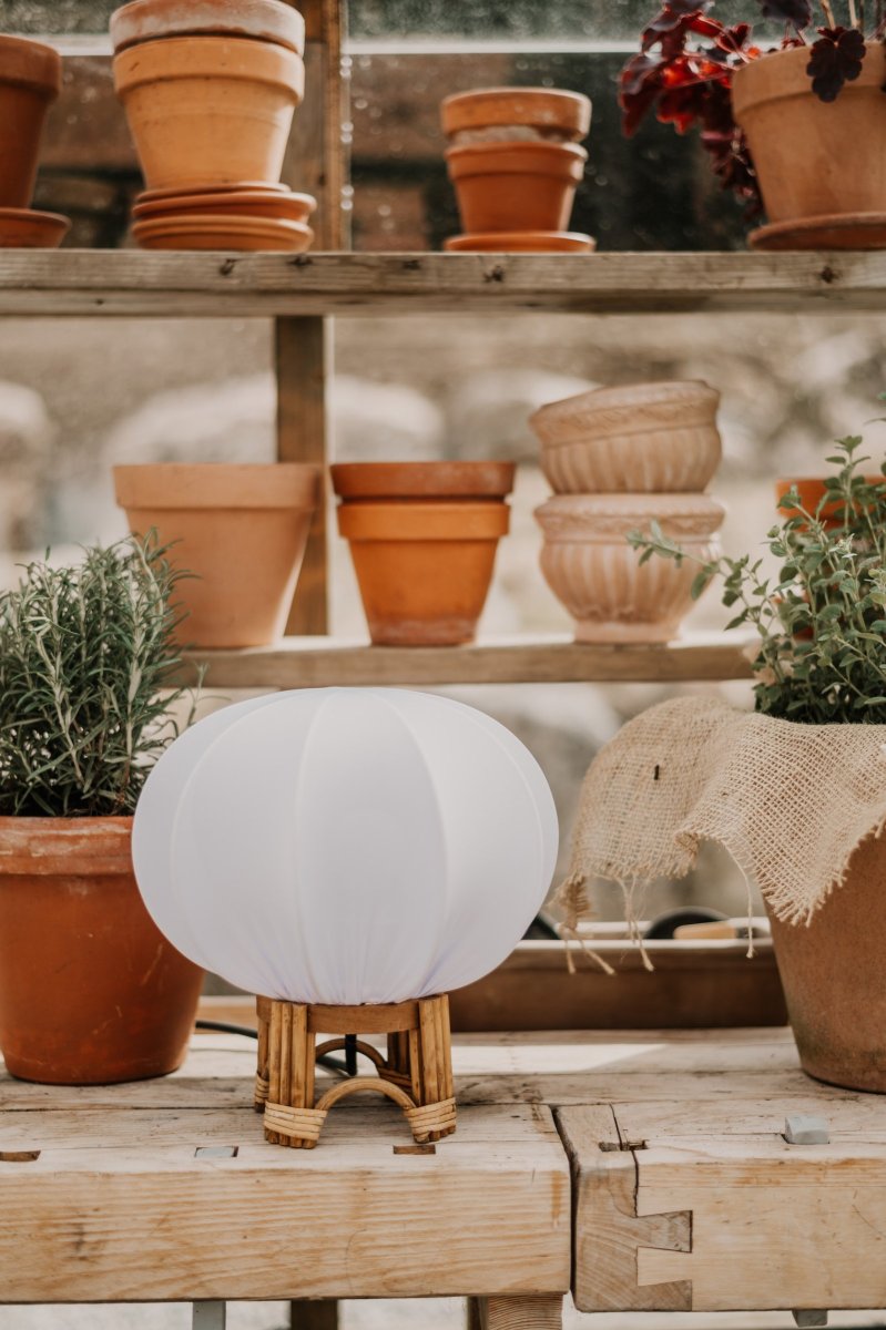 Fiji 26cm Natur tischlampe Von Globen Lighting - Der Stoff ist wasserabweisend, sodass die Lampe mit einem passenden Kabel auch im Außenbereich eingesetzt werden kann.