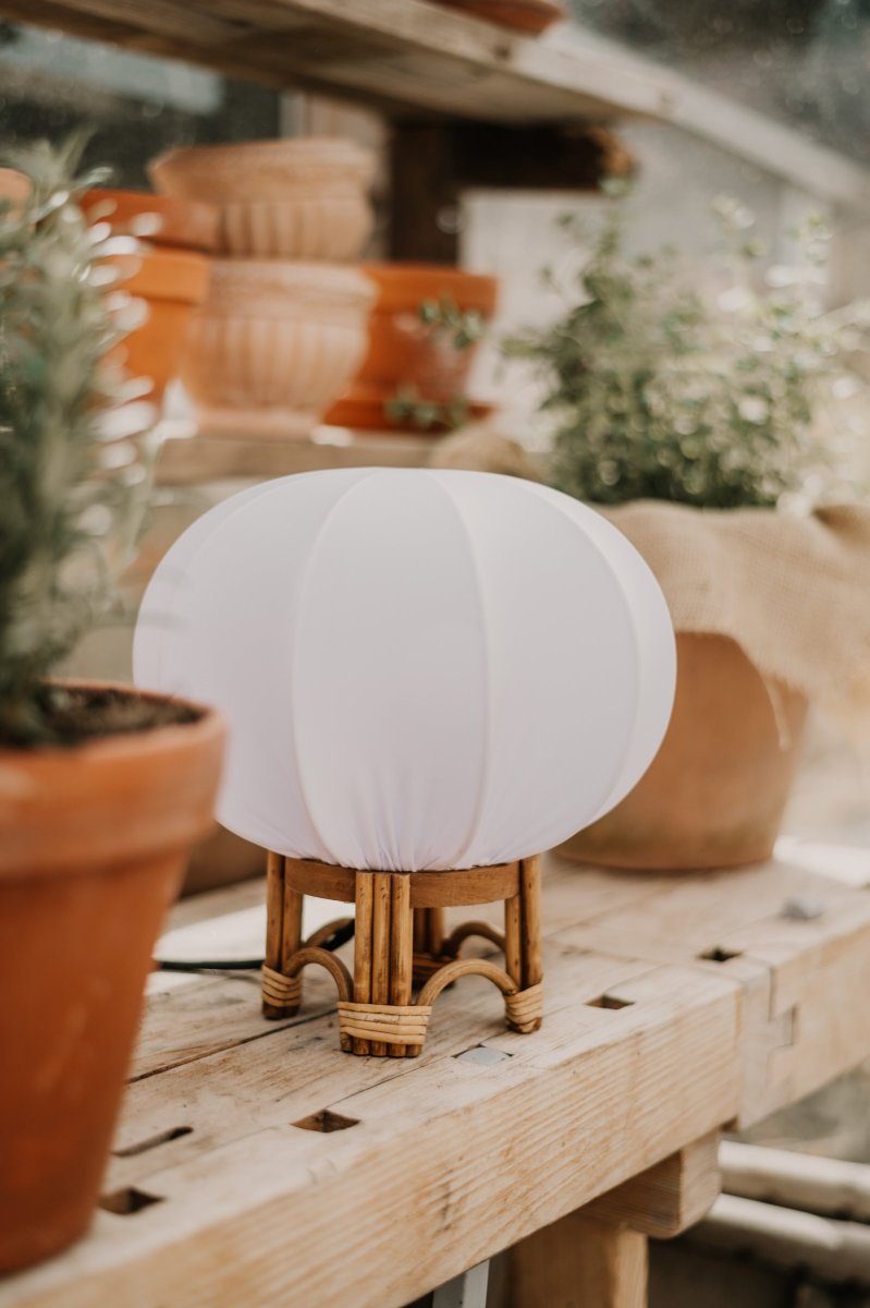 Fiji 26cm Natur tischlampe Von Globen Lighting - Der Stoff ist wasserabweisend, sodass die Lampe mit einem passenden Kabel auch im Außenbereich eingesetzt werden kann.