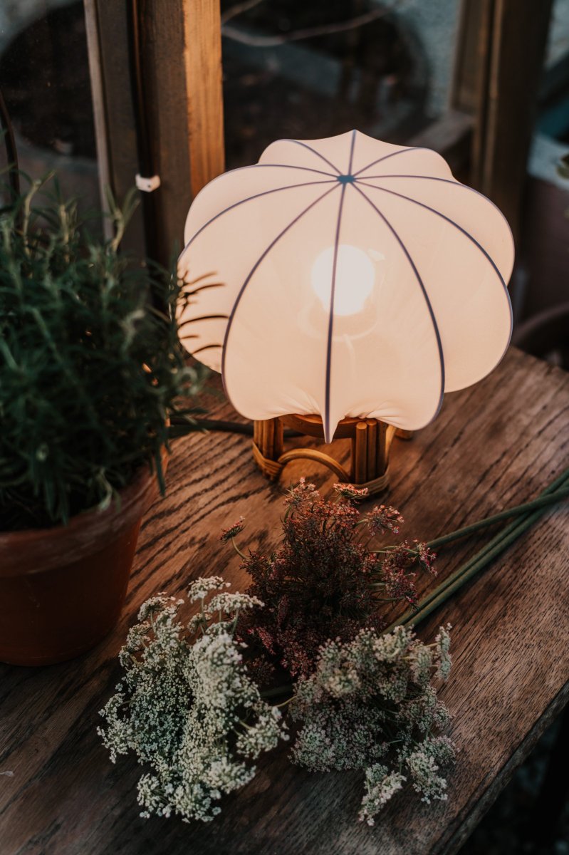 Fiji 26cm Natur tischlampe Von Globen Lighting - Der Stoff ist wasserabweisend, sodass die Lampe mit einem passenden Kabel auch im Außenbereich eingesetzt werden kann.