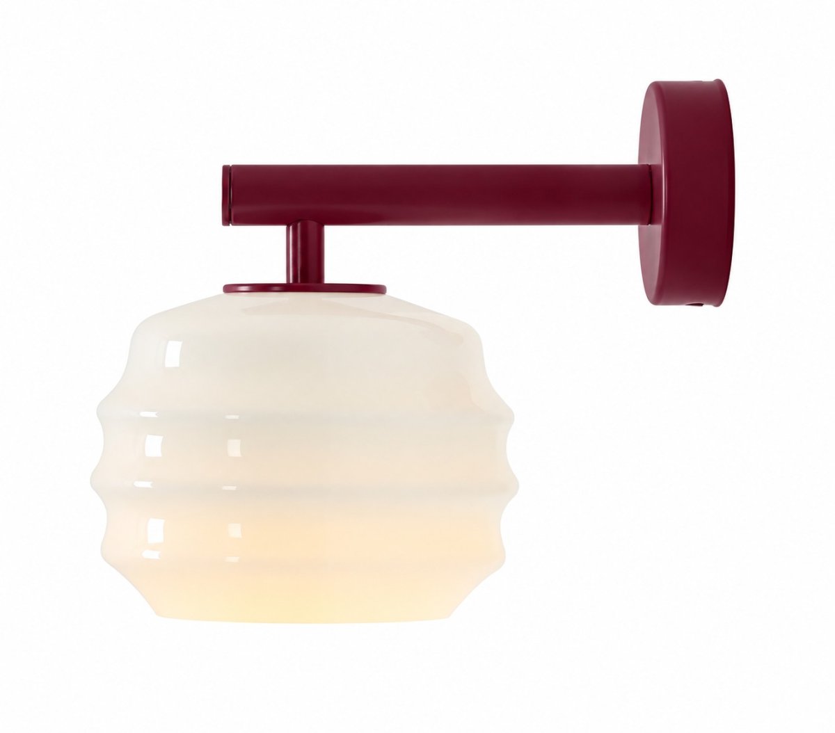 Puff 23cm Burgund wandlampe Von Artera - Der dekorative Schirm aus weißem Opalglas hat eine geschwungene Form, die der Lampe einen verspielten und eleganten Ausdruck verleiht.