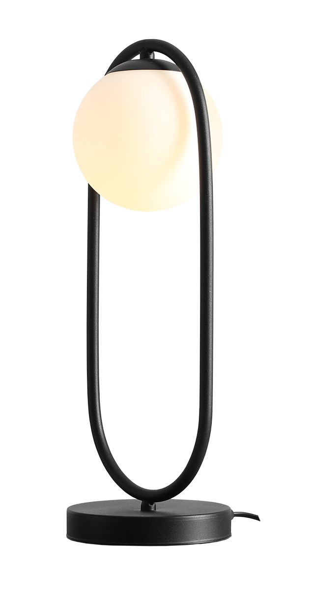 Riva 47cm Schwarz tischlampe Von Artera - Mit ihrem schwarzen Rahmen und der Opalkugel, die ein weiches, angenehmes Licht spendet, eignet sich die Lampe perfekt als dekorative Lichtquelle sowohl im Wohnzimmer, Schlafzimmer oder auf der Veranda.