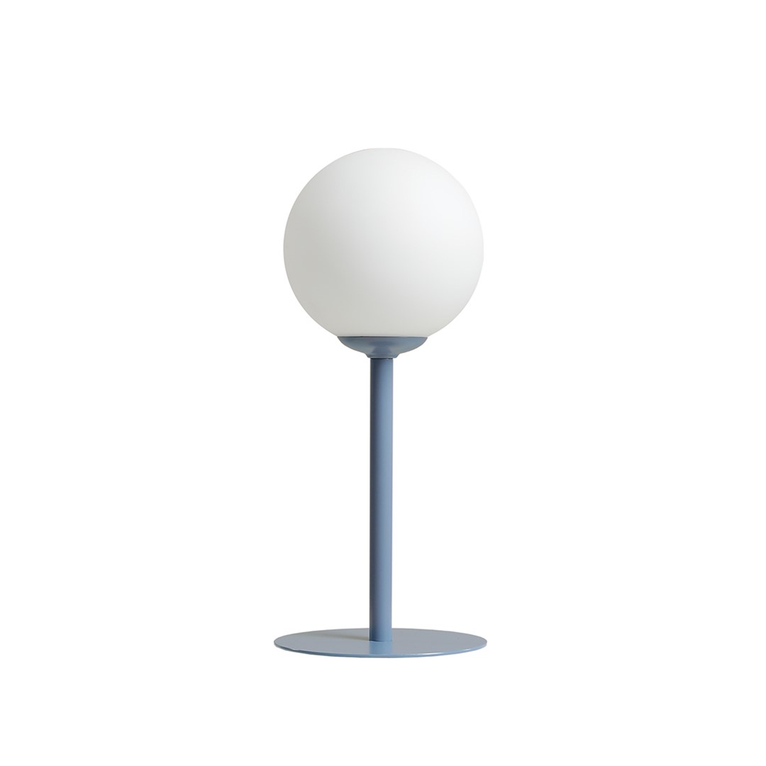 Pinne 35cm Blau tischlampe Von Artera - Die runde Opalkugel verbreitet ein weiches und angenehmes Licht, perfekt um eine warme und einladende Atmosphäre im Raum zu schaffen.