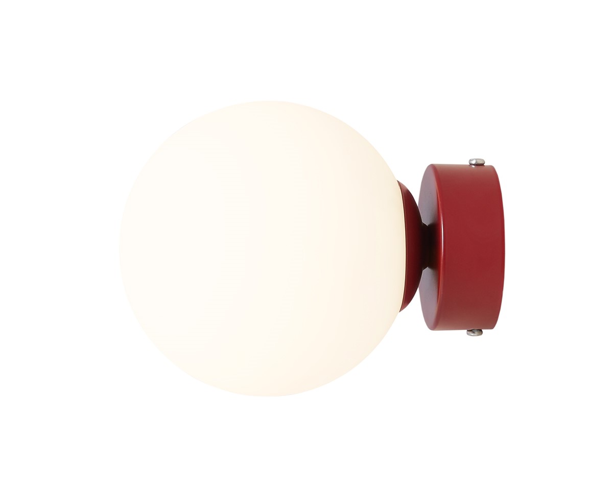 Ball Ø15 Burgund wandlampe Von Artera - Durch das minimalistische Design fügt sich die Leuchte nahtlos in moderne sowie klassische Einrichtungen ein und bietet gleichzeitig effektvolles Licht, das die Atmosphäre des Raumes unterstreicht.