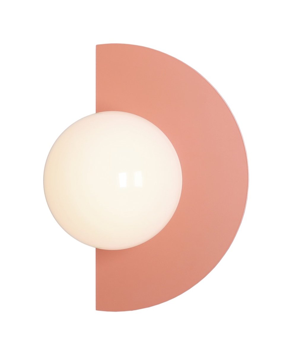 Loop 28cm Koralle wandlampe Von Artera - Durch ihre minimalistische Form fügt sich die Lampe nahtlos in verschiedene Einrichtungsstile ein und verleiht Ihrem Zuhause gleichzeitig eine künstlerische und anspruchsvolle Note.