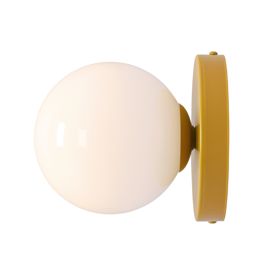 Ball Ø15 Senf wandlampe Von Artera - Durch das minimalistische Design fügt sich die Leuchte nahtlos in moderne sowie klassische Einrichtungen ein und bietet gleichzeitig effektvolles Licht, das die Atmosphäre des Raumes unterstreicht.