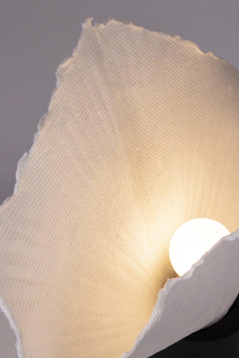 Tropez 35cm Schwarz und Weiß tischlampe Von Globen Lighting - Da die Leuchte aus lebendigem Material handgefertigt ist, k&ouml;nnen Abweichungen in Form und Ausdruck auftreten, was jede Tropez zu einem Unikat macht.