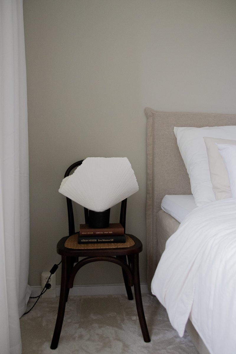 Tropez 35cm Schwarz und Weiß tischlampe Von Globen Lighting - Da die Leuchte aus lebendigem Material handgefertigt ist, k&ouml;nnen Abweichungen in Form und Ausdruck auftreten, was jede Tropez zu einem Unikat macht.