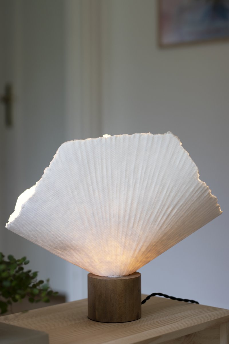 Tropez 35cm Eiche/Weiß tischlampe Von Globen Lighting - Da die Leuchte aus lebendigem Material handgefertigt ist, können Abweichungen in Form und Ausdruck auftreten, was jede Tropez zu einem Unikat macht.