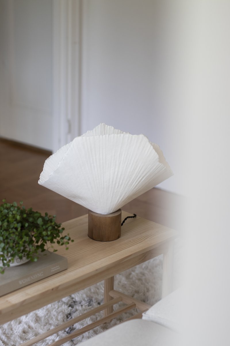 Tropez 35cm Eiche/Weiß tischlampe Von Globen Lighting - Da die Leuchte aus lebendigem Material handgefertigt ist, können Abweichungen in Form und Ausdruck auftreten, was jede Tropez zu einem Unikat macht.